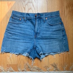 Madewell perfect vintage jean short in size 28